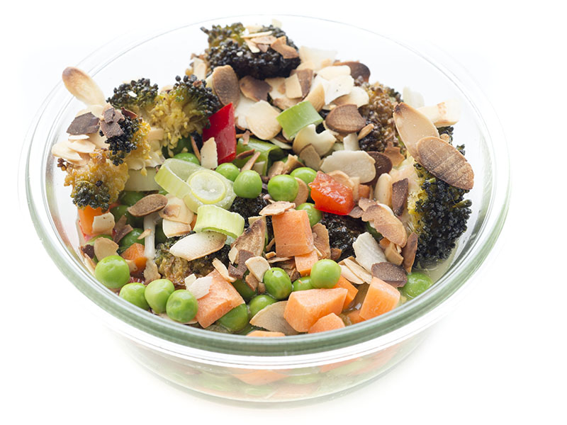 Erbsen-Brokkoli-Suppe im Glas. Vegetarische Proteine