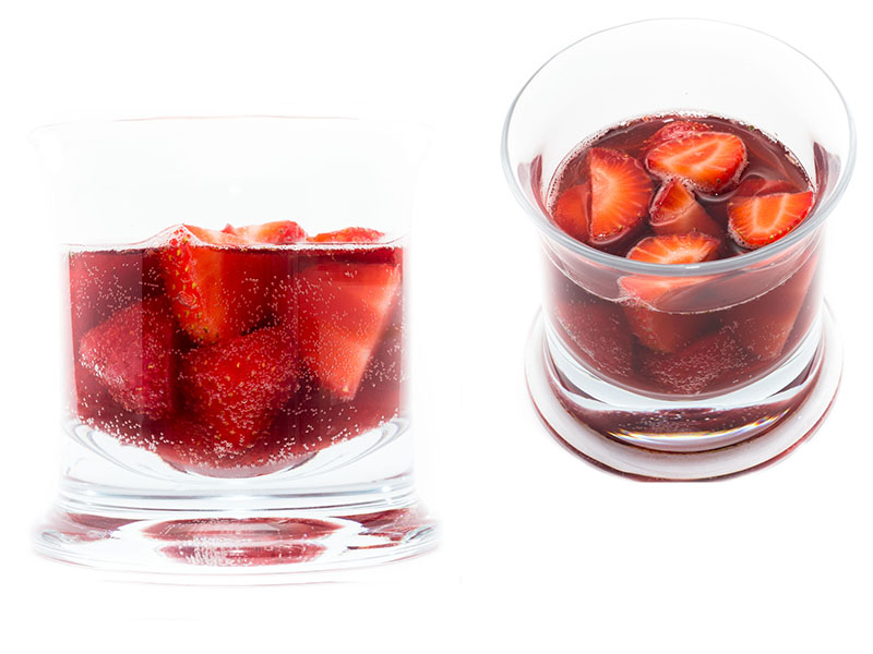 Erdbeerbowle im Glas - modernes Partygetränk 